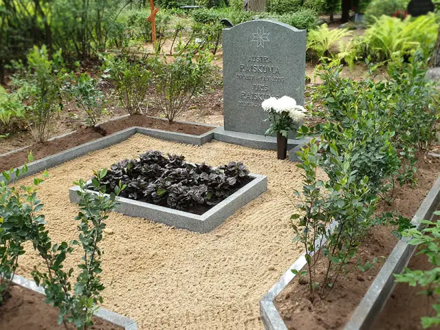 Žogu, soliņu, vāžu uzstādīšana, bruģa ieklāšana, pieminekļu restaurācija, dekoratīvo bronzas, koka un metāla izstrādājumu montāža