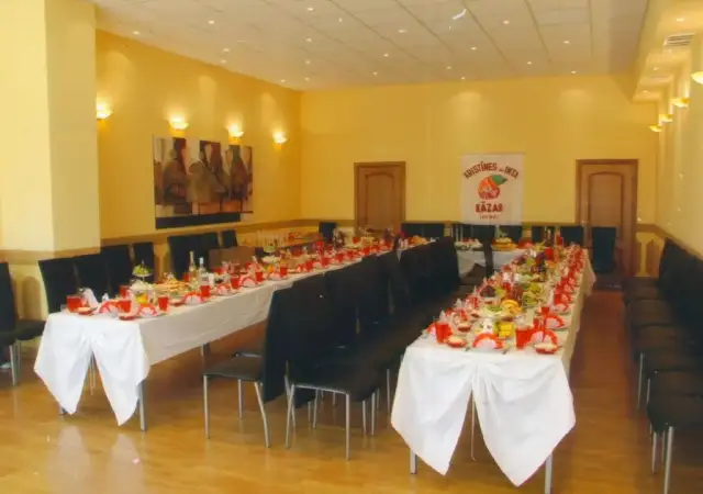 Elegantly set table for a farewell feast, designed for up to 50 guests, creating a warm and respectful atmosphere.