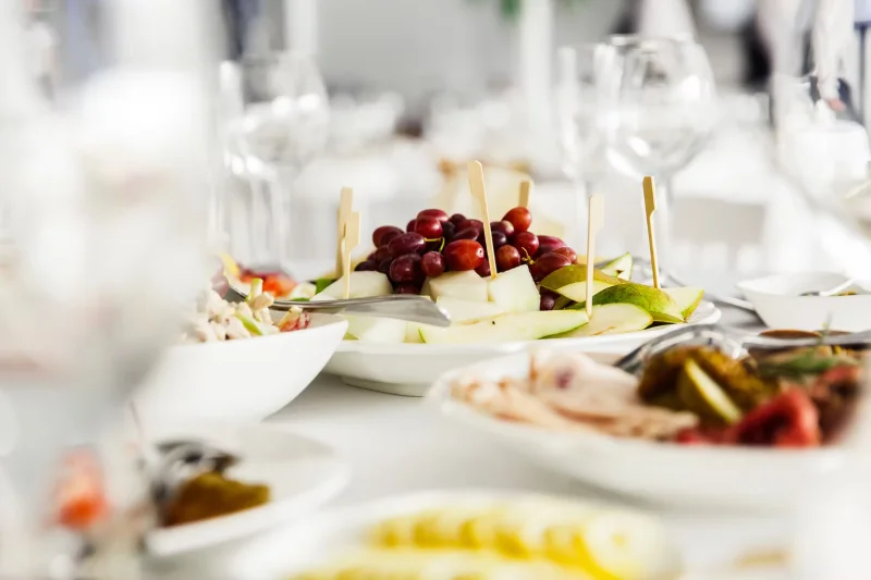 A peaceful atmosphere, a beautifully set table, and carefully selected dishes to honor the memory of the deceased.