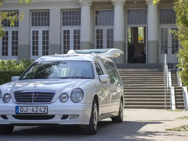 Diennakts mirušo cilvēku nogādāšana uz morgu no mājām