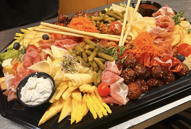 Pasūtiet izbraukuma bēru mielastu – mēs parūpēsimies par visu!