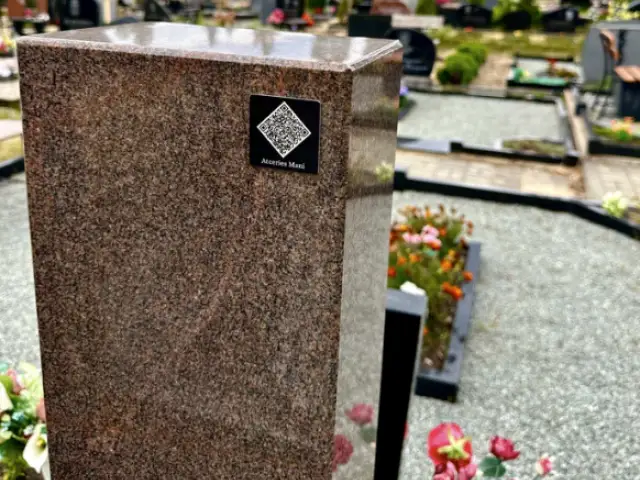 Saglabājiet mīļoto piemiņu ar AtceriesMani.lv QR medaljonu