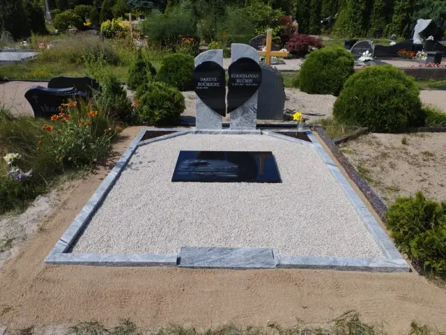 Granīta kapu piemineklis, izgatavots no divu veidu granīta