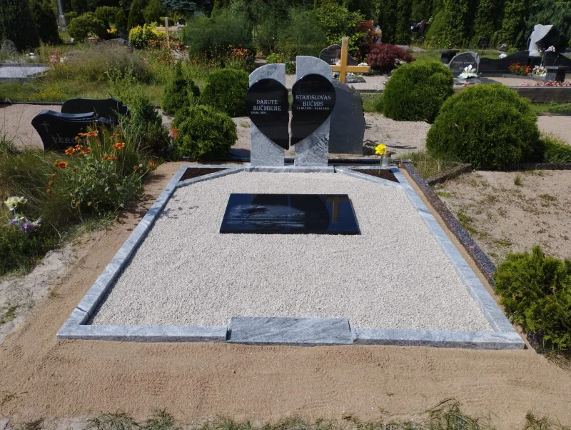 Granīta kapu piemineklis, izgatavots no divu veidu granīta