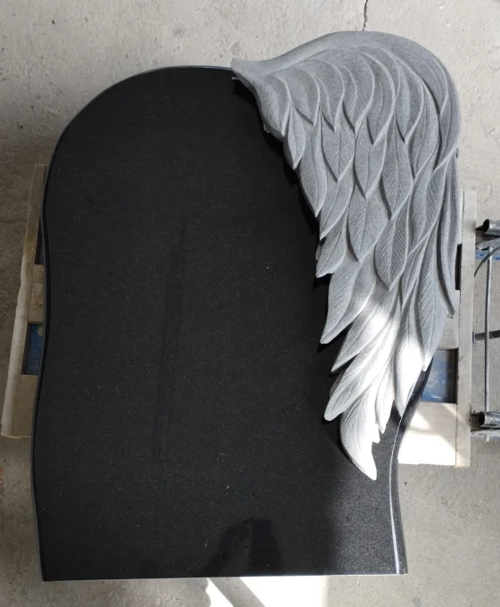 Granta piemineklis ar dekoratīvo elementu