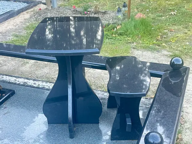 			Granīta kapu soliņi
	