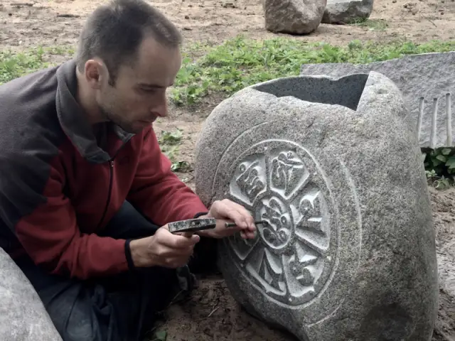 			Sculptor and Stone carving services
	