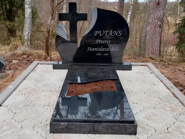 Одноместный памятник с крестом и надгробной крышкой с гравировкой