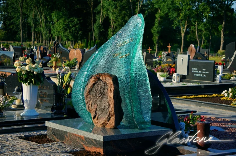Glasstone - Stikla pieminekļu Mākslinieciskā darbnīca Soul and Light: Exclusive Glasstone Memorials