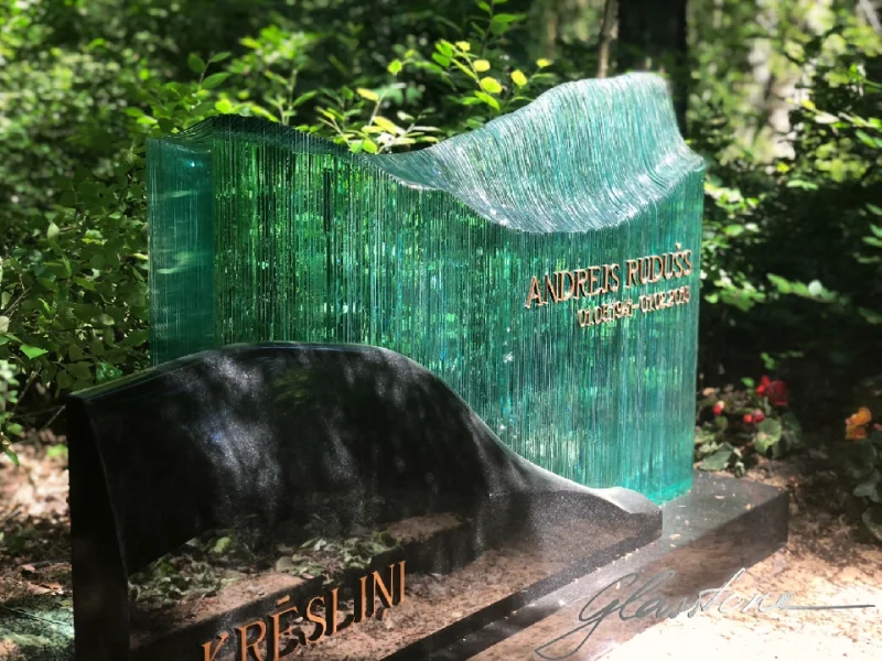 Glasstone - Stikla pieminekļu Mākslinieciskā darbnīca Soul and Light: Exclusive Glasstone Memorials