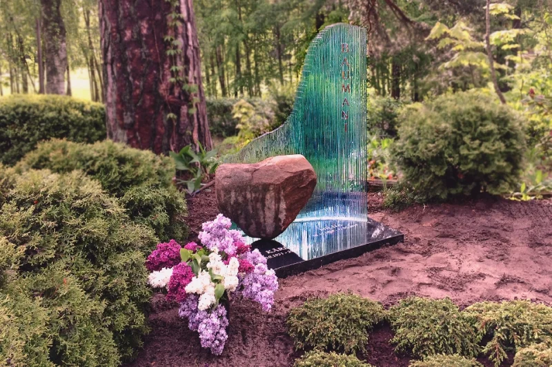 Glasstone - Stikla pieminekļu Mākslinieciskā darbnīca Soul and Light: Exclusive Glasstone Memorials