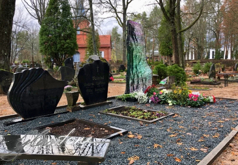 Glasstone - Stikla pieminekļu Mākslinieciskā darbnīca Soul and Light: Exclusive Glasstone Memorials