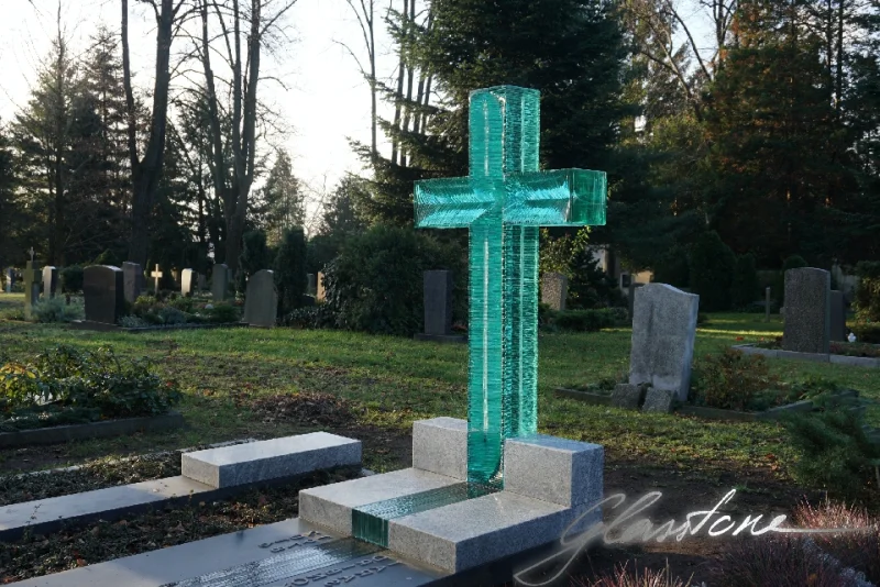 Glasstone - Stikla pieminekļu Mākslinieciskā darbnīca Soul and Light: Exclusive Glasstone Memorials