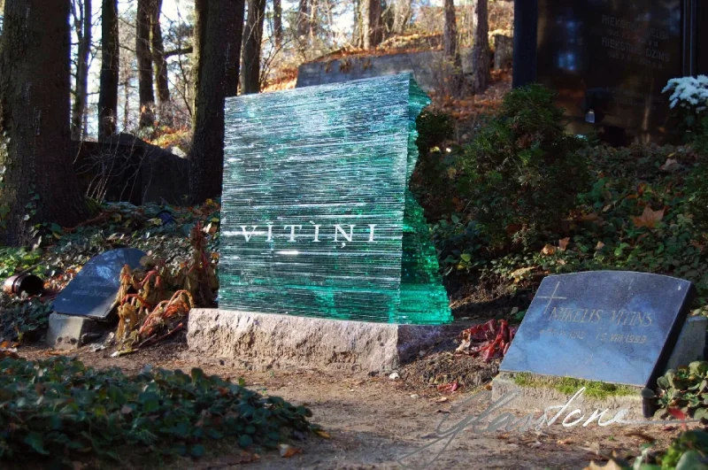 Glasstone - Stikla pieminekļu Mākslinieciskā darbnīca Soul and Light: Exclusive Glasstone Memorials