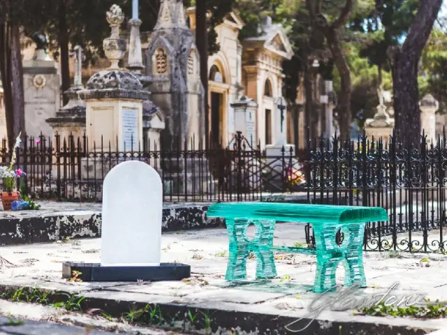 			Скамейки Glasstone – элегантное и долговечное решение для места памяти
	