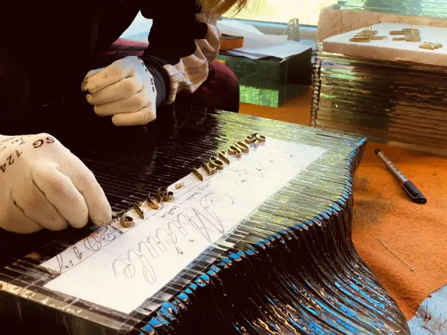 			Бронзовые буквы и аксессуары для памятников – элегантный акцент
	