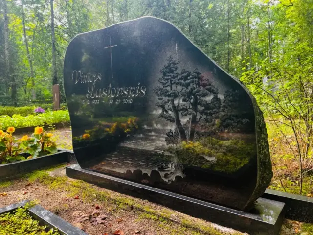 			Pasūtīt gravēšanu uz pieminekļa
	