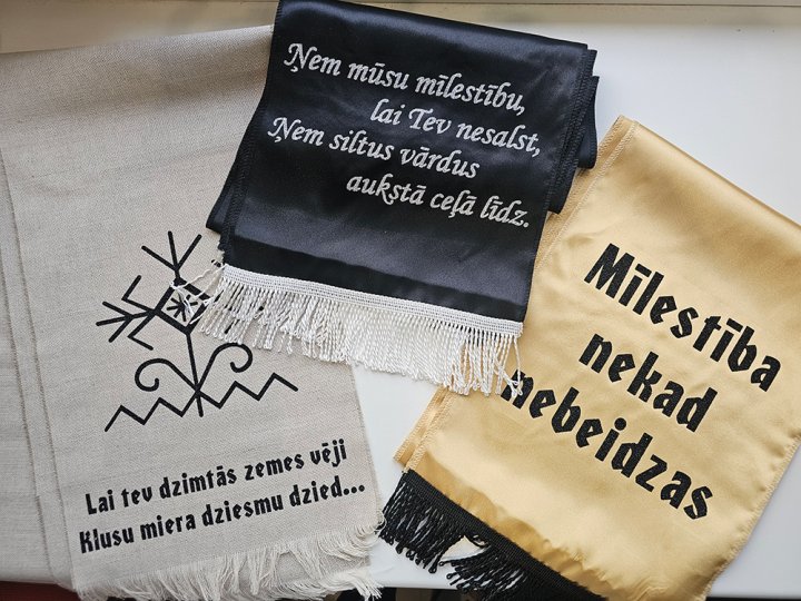 Sēru lentes ar uzrakstu bēru vainagiem termodrukas tehnikā