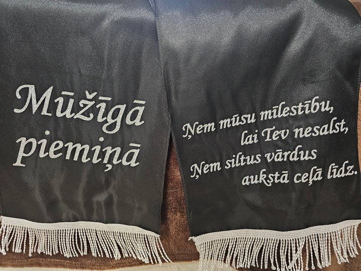 Sēru lentes ar uzrakstu bēru vainagiem termodrukas tehnikā