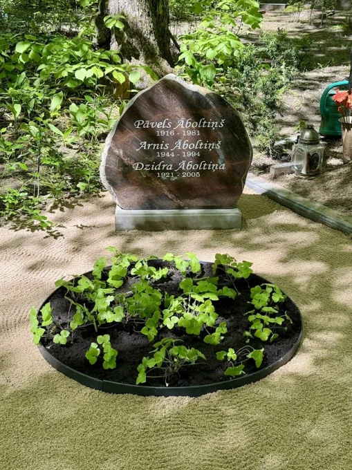 Dabīgas formas laukakmens piemineklis