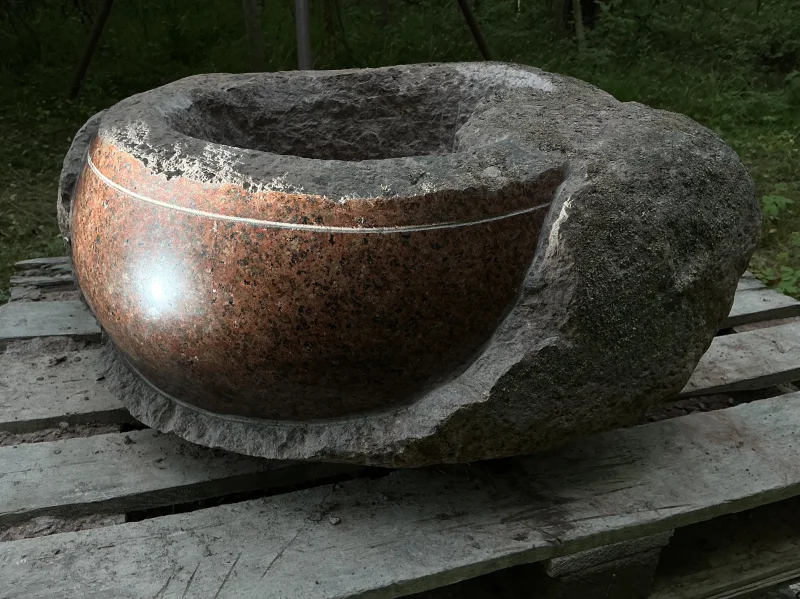 Puķu vāze ar organiski brīvu grebumu, plēsumu, šķēlumu un pat vietām sūnu.