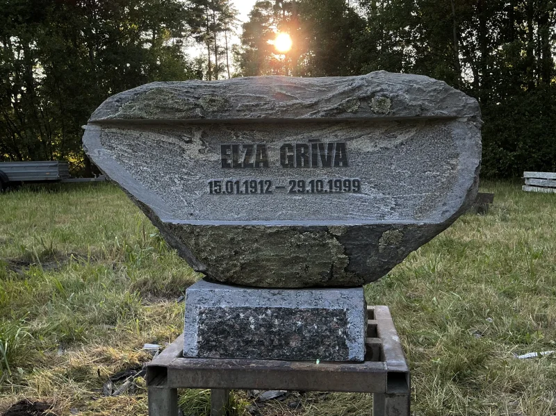 Piemineklis - izmeklēts dabisks sirds formas akmens un izveidota uzraksta josla.