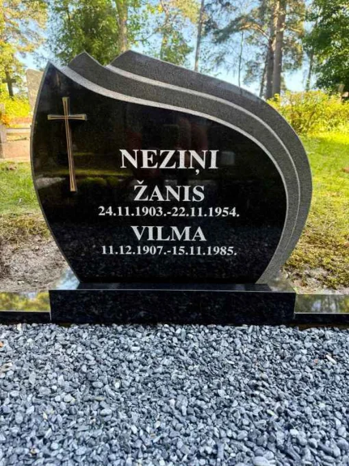 Melna granīta piemineklis gludās formās