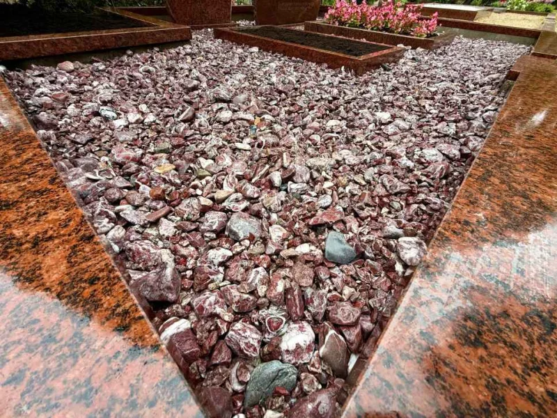 Vanga granīts ar pieskaņotiem oļiem segumā