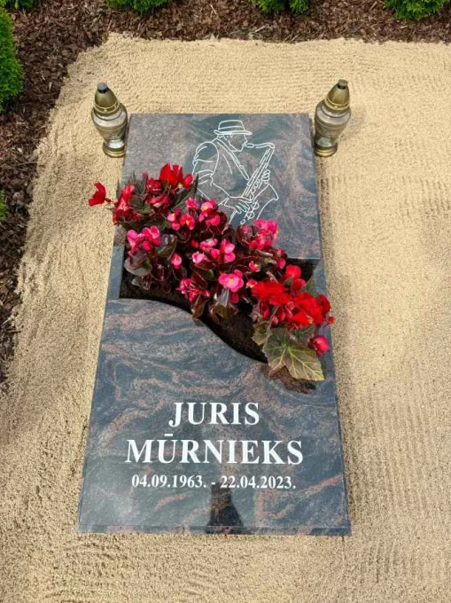 Aurora granīta daļēji slēgta apmale ar gravējumu