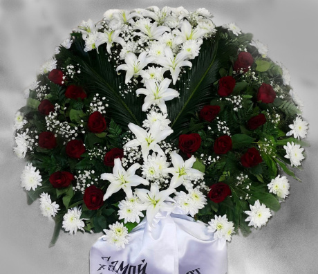 Bēru vainags  Baltās krizantēmas, lilijas ar bordo rozēm 0,9m Nr.16