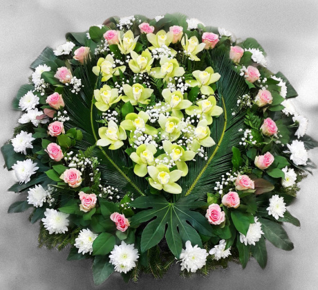 Bēru vainags Baltās krizantēmas, rozā rozes ar zaļajām orhidejām