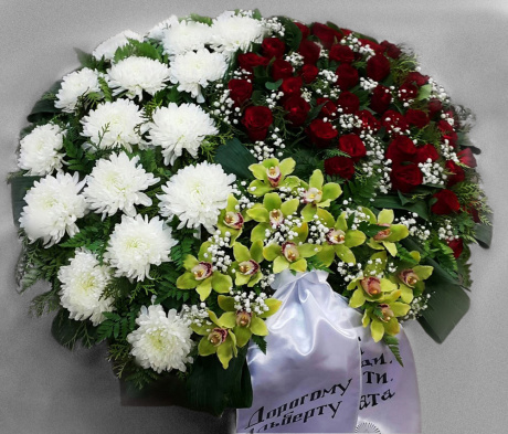 Bēru vainags Baltās krizantēmas, ar zaļajām orhidejām un bordo rozēm 1,1m Nr.18