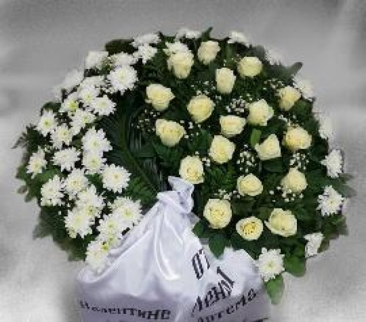 Bēru vainags Baltās krizantēmas  krēmkrāsas rozēm  0,9m Nr.19