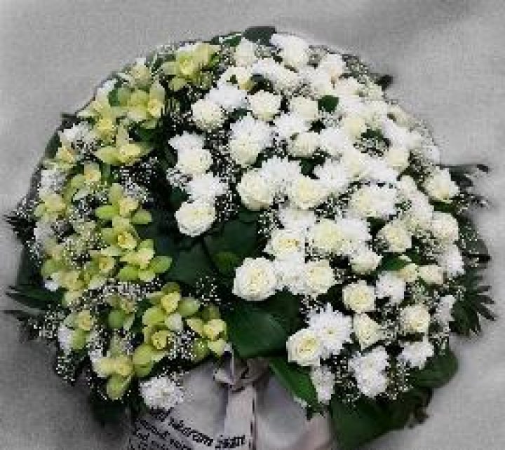 Bēru vainags  Baltās krizantēmas, baltā rozes ar zaļajām orhidejām  1,1m Nr.22