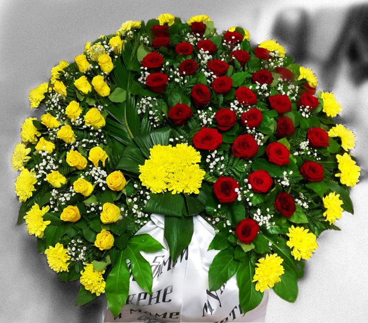 Bēru vainags Dzeltenās krizantēmas, dzeltenās rozes un bordo rozes 1,1m Nr.24