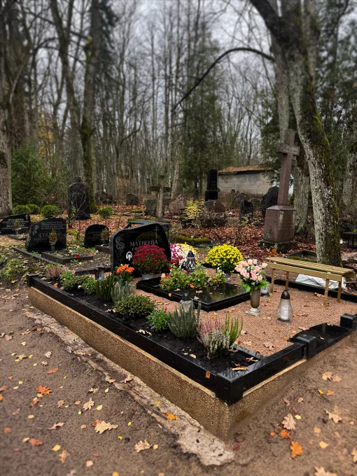 Sakopta ģimenes kapavieta Rīgas Ziepniekkalnā