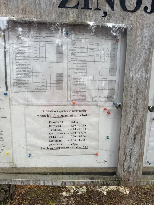 Informatīvais stends ar Bolderājas kapsētā