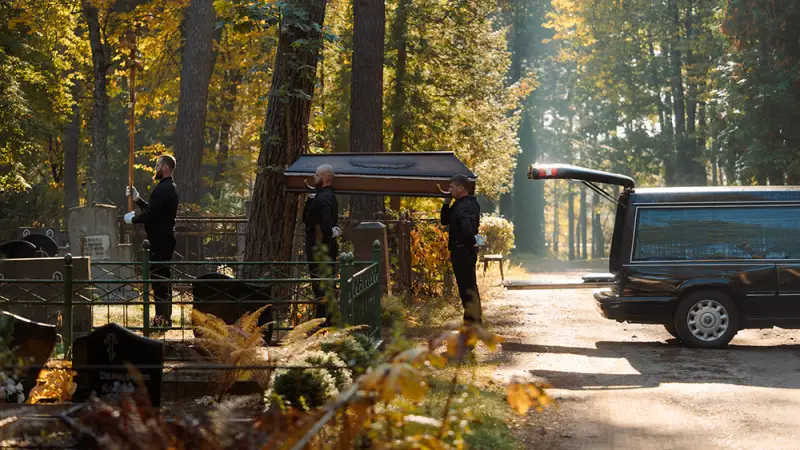 Ritual Mirklis darbinieki nes zārku bēru ceremonijas laikā