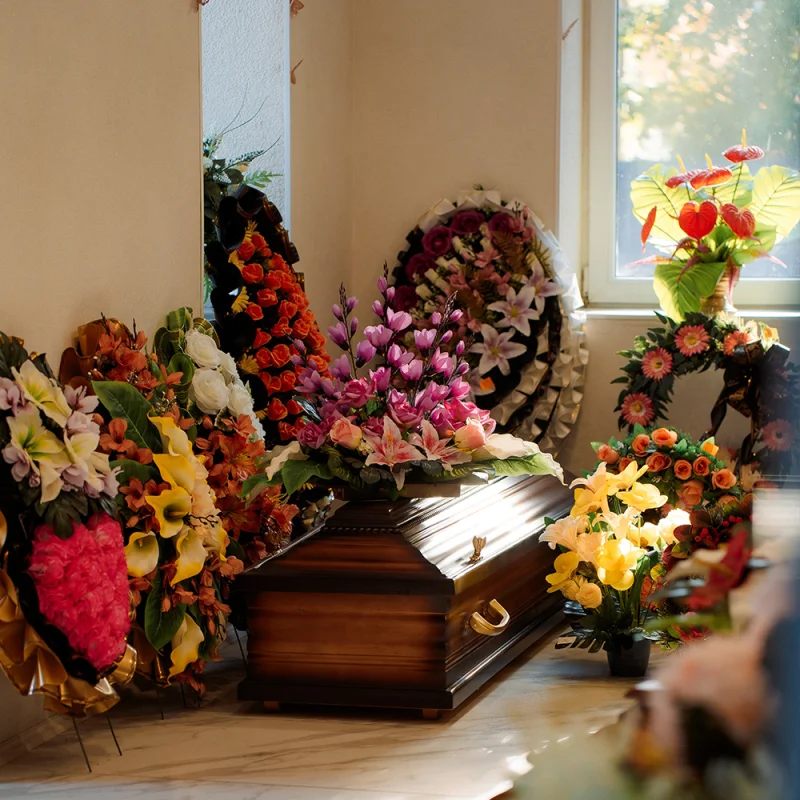 Vainagi, grozi un pušķi no svaigiem un mākslīgiem ziediem. Bēru lentes, ikonas, sveces, eļļas lampas un fotorāmjii portretiem.