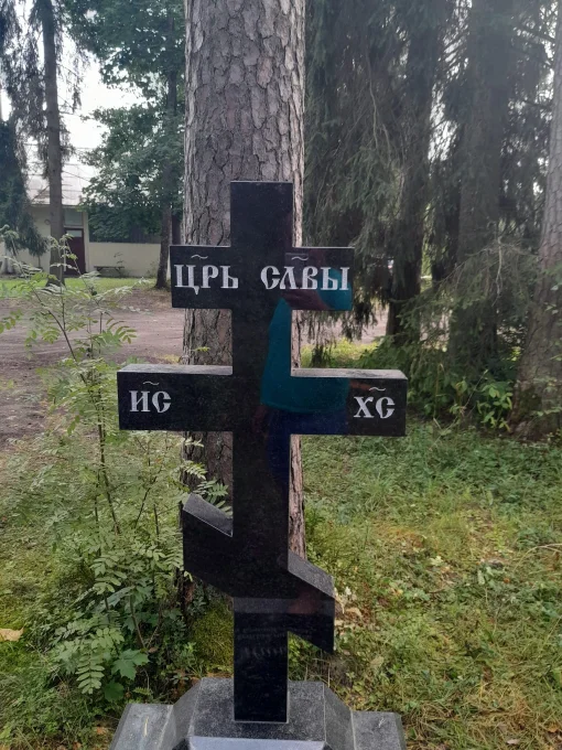 Granīta krusta izgatavošana un uzstādīšana