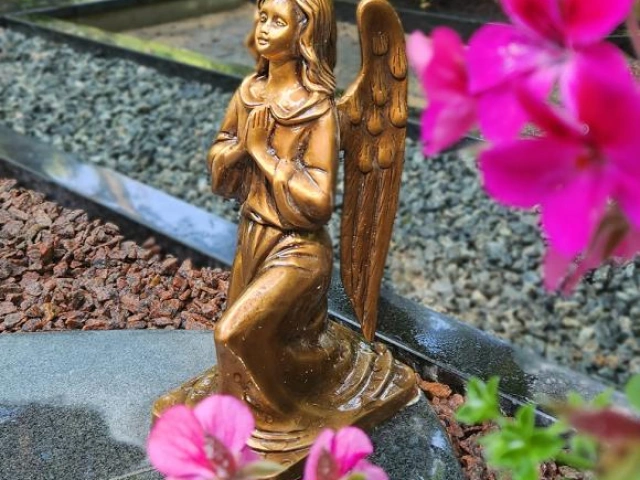 Bronzas figūras un statuetes kapu noformēšanai